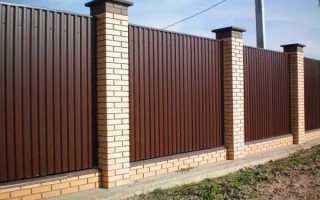 Расстояние между столбами забора из профнастила: расчет для рабицы